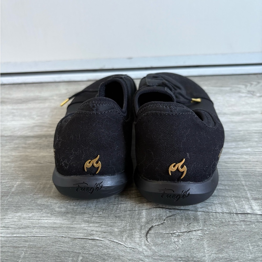 Stylish Fuego all-black split-sole dance sneaker with gold aglets - Picture 4 of 6